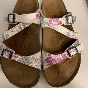 Birki’s Nias three strap size 8 sandals